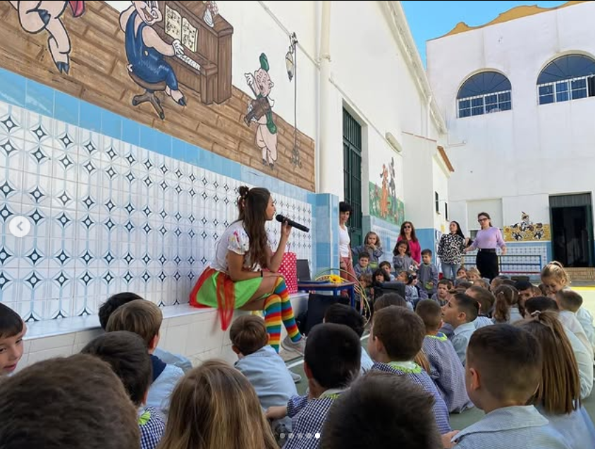 Animación infantil en cumpleaños con niños jugando y riendo en Sevilla